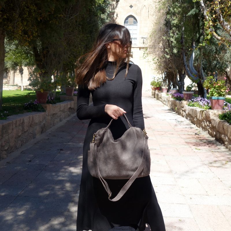 תיק מסנג'ר מעור בצבע אפור תיק מסנג'ר מעור בצבע אפור