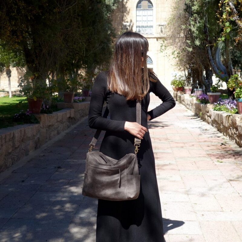 תיק מסנג'ר מעור בצבע אפור תיק מסנג'ר מעור בצבע אפור