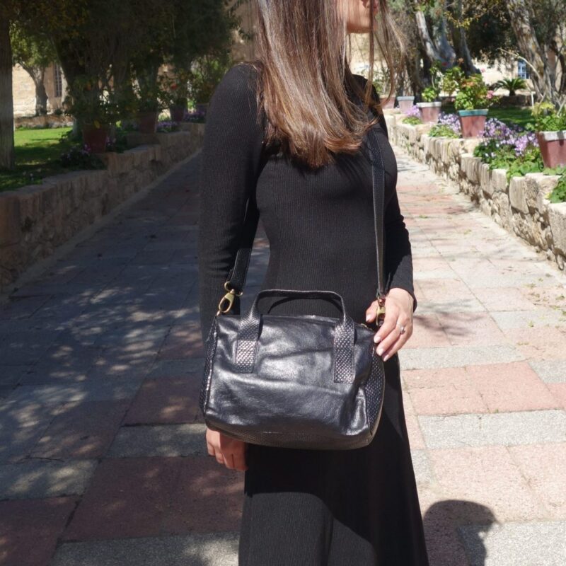 תיק עור קטן - "הנד בג" שחור מבריק