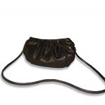 תיק צד מעור עם קפלים לערב - בצבע שחור בטקסטורת קרוקו