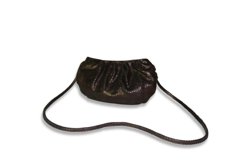 תיק צד מעור עם קפלים לערב - בטקסטורת נחש תיק צד מעור עם קפלים לערב - בצבע שחור בטקסטורת קרוקו