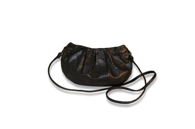 תיק צד מעור עם קפלים לערב - בצבע שחור בברק לורקס תיק צד מעור עם קפלים לערב - בצבע שחור בברק לורקס