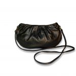 תיק צד מעור עם קפלים לערב - בצבע שחור בטקסטורת קרוקו