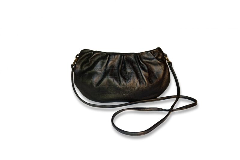 תיק צד מעור עם קפלים לערב - בצבע שחור בטקסטורת קרוקו