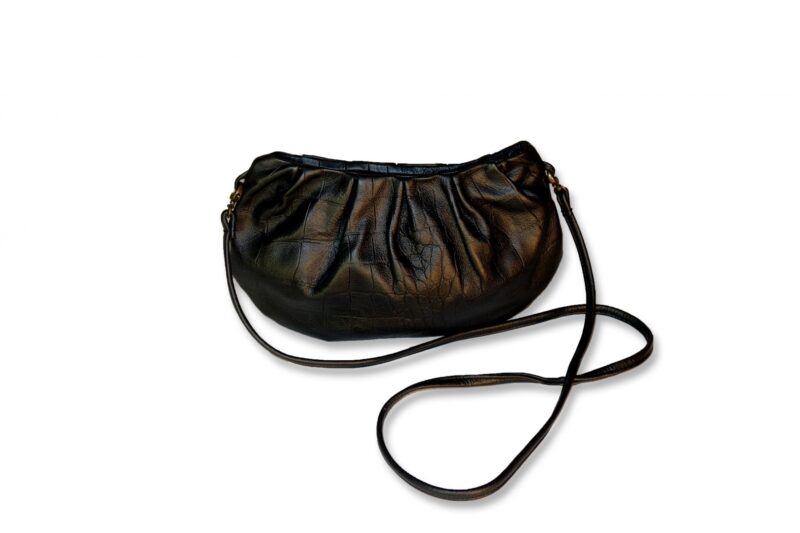 תיק צד מעור עם קפלים לערב - בצבע שחור בטקסטורת קרוקו