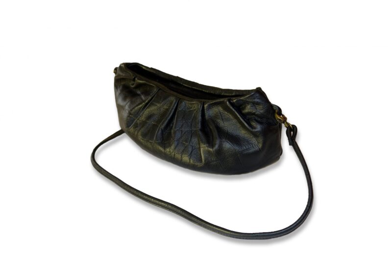 תיק צד מעור עם קפלים לערב - בצבע שחור בטקסטורת קרוקו