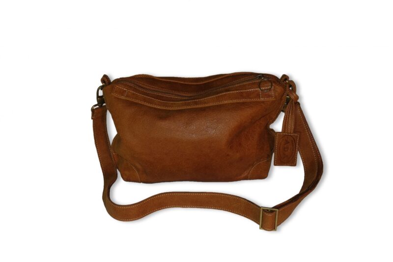 תיק צד קטן מעור מעוצב כמזוודה וינטג' - בצבע חום חמרה תיק צד קטן מעור מעוצב כמזוודה וינטג' - בצבע חום חמרה