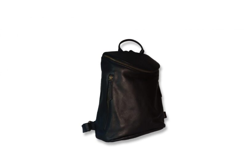 תיק גב מעור עם רוכסן מעוגל ,עור נאפה בצבע שחור בברק מט