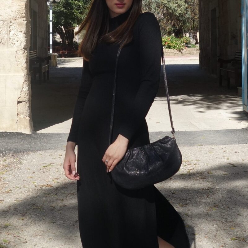 תיק צד מעור עם קפלים לערב – בצבע שחור בברק לורקס תיק צד מעור עם קפלים לערב – בצבע שחור בברק לורקס