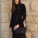 תיק צד מעור עם קפלים לערב – בצבע שחור בברק לורקס