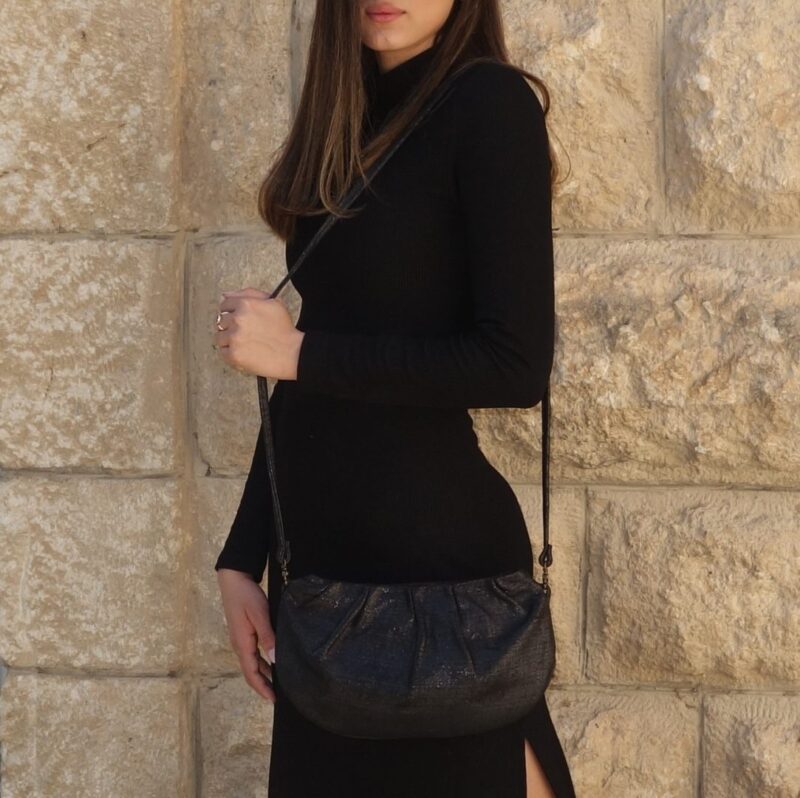 תיק צד מעור עם קפלים לערב – בצבע שחור בברק לורקס תיק צד מעור עם קפלים לערב – בצבע שחור בברק לורקס