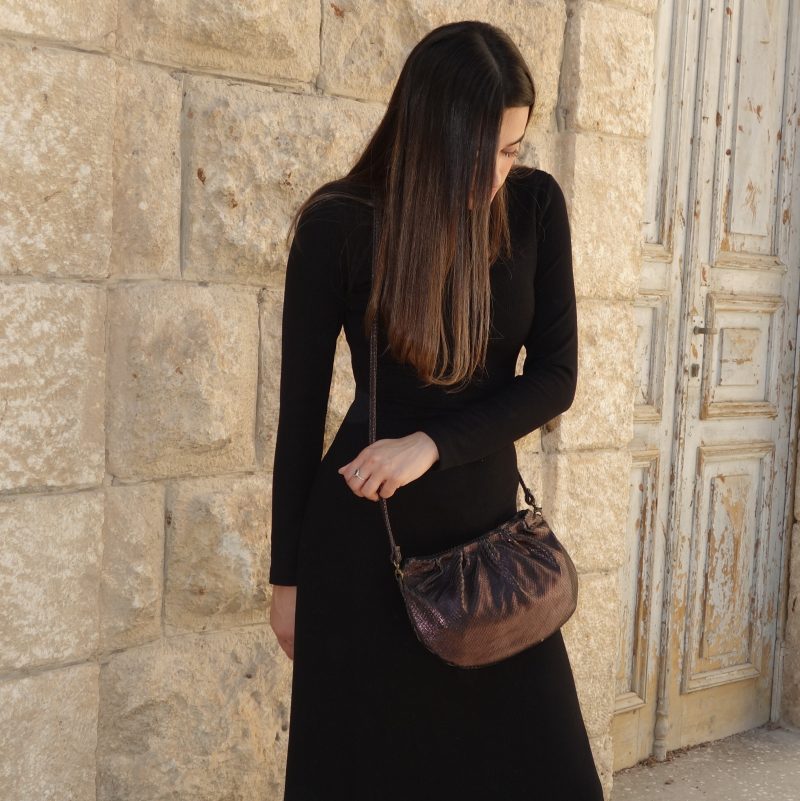 תיק צד מעור עם קפלים לערב - בטקסטורת נחש