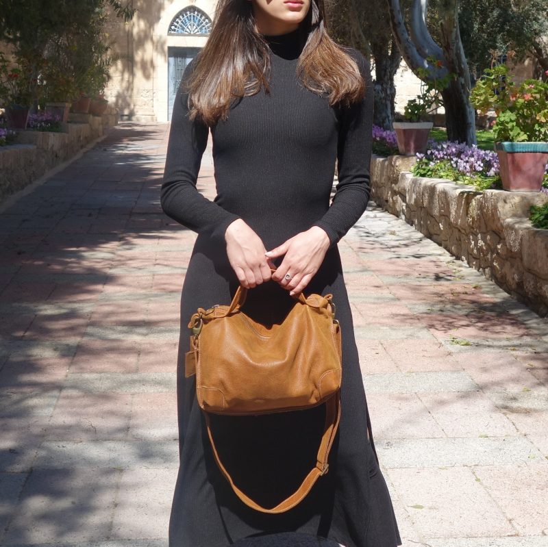 תיק צד קטן מעור מעוצב כמזוודה וינטג' – בצבע חום חמרה