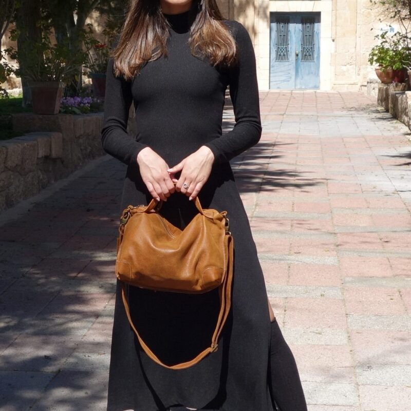 תיק צד קטן מעור מעוצב כמזוודה וינטג' – בצבע חום חמרה