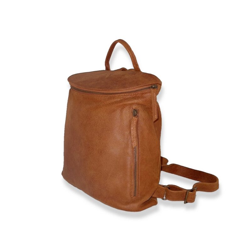 תיק גב מעור עם רוכסן מעוגל , בצבע חום חמרה תיק גב מעור עם רוכסן מעוגל , בצבע חום חמרה