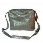 תיק עור מסנג'ר כסוף בטקסטורת תחרה