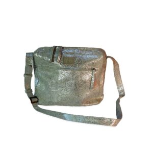 תיק עור מסנג'ר כסוף בטקסטורת תחרה
