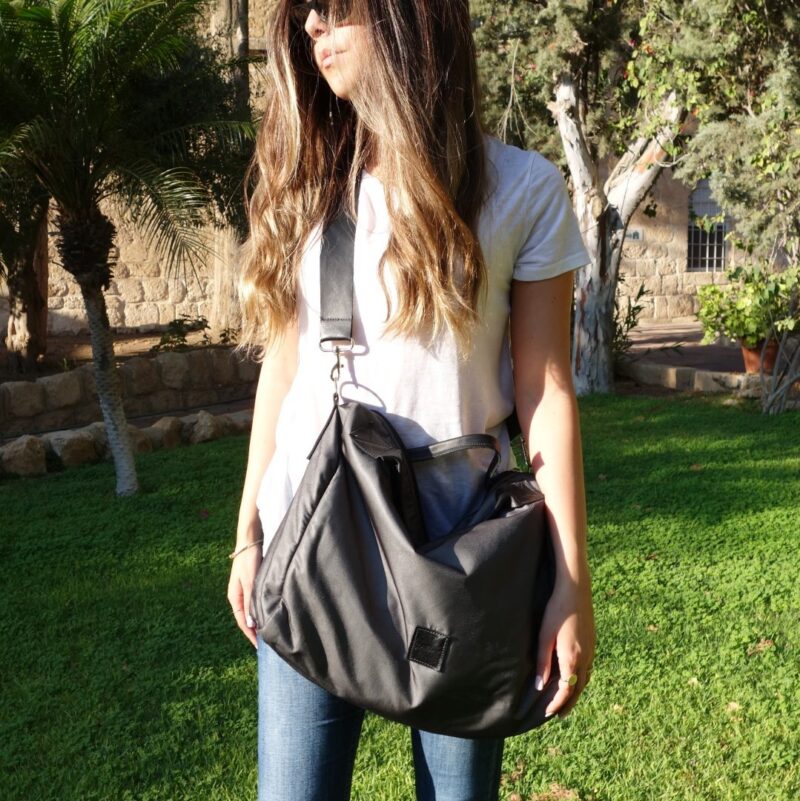 תיק מזוודה גדול בצבע אפור - שילוב בד ועור תיק מזוודה גדול בצבע אפור - שילוב בד ועור