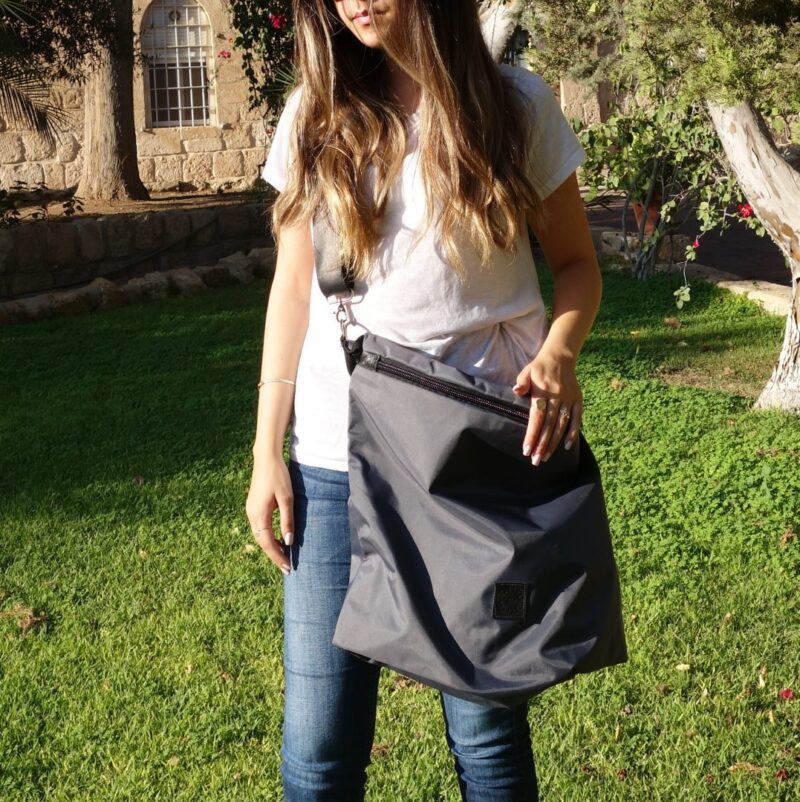 תיק מסנג'ר גדול מבד אפור עם רצועת עור