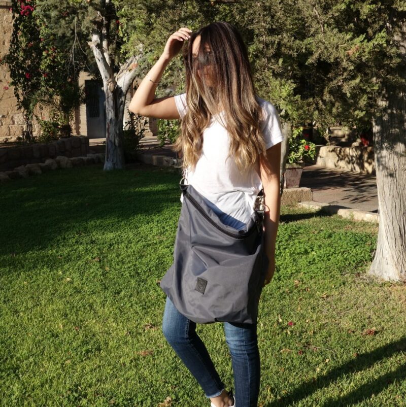 תיק מסנג'ר גדול מבד אפור עם רצועת עור