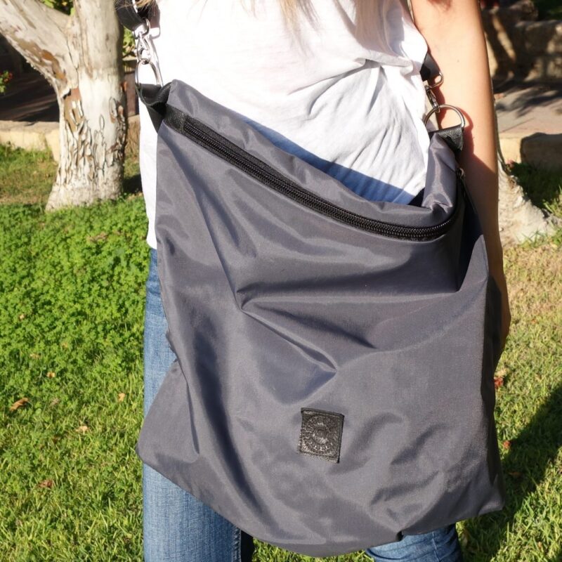 תיק מסנג'ר גדול מבד אפור עם רצועת עור