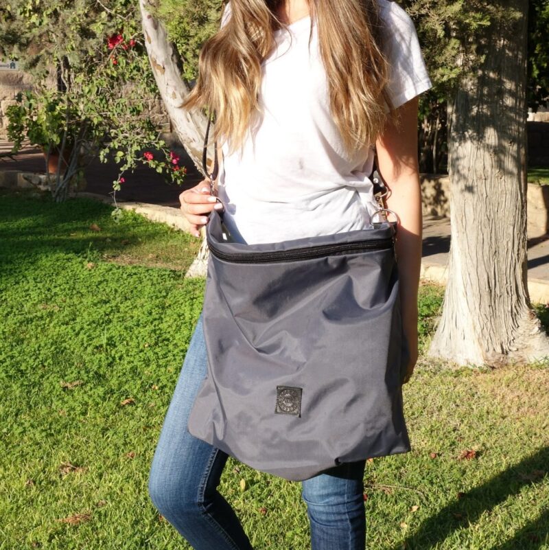 תיק מסנג'ר גדול מבד אפור עם רצועת עור