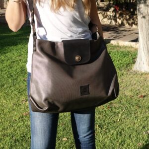 תיק טבעות מסנג'ר גדול מבד אפור כסוף עם קלפה ורצועות מעור