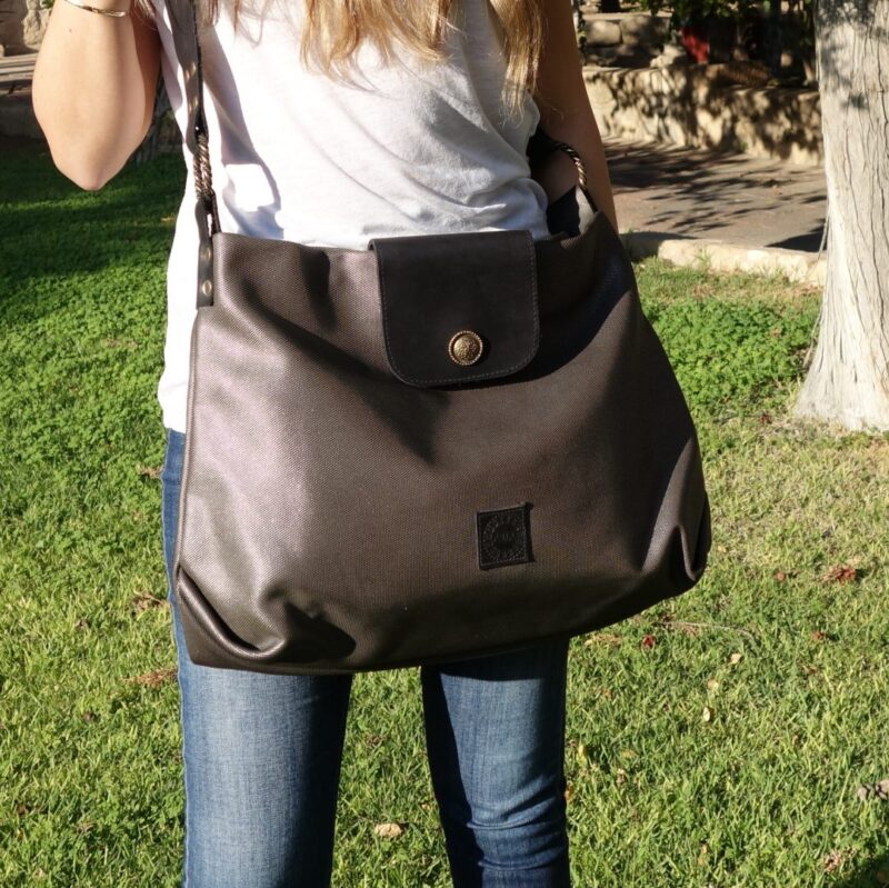 תיק טבעות מסנג'ר גדול מבד אפור כסוף עם קלפה ורצועות מעור