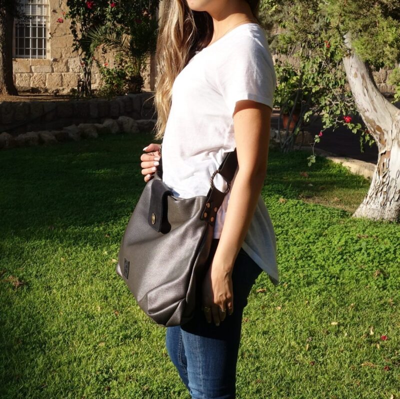 תיק טבעות מסנג'ר גדול מבד אפור כסוף עם קלפה ורצועות מעור