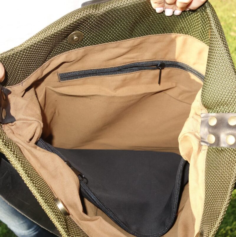 בטנה תיק טבעות מסנג'ר גדול מבד ירוק עם קלפה ורצועות מעור