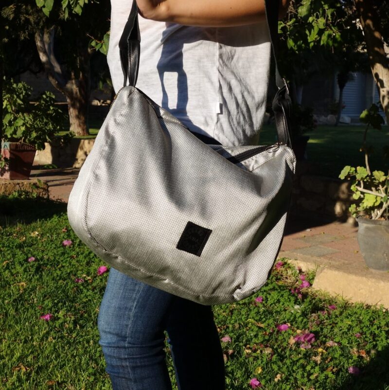 תיק מסנג'ר מבד אפור כסוף עם רצועת עור תיק מסנג'ר מבד אפור כסוף עם רצועת עור – תמונה 2