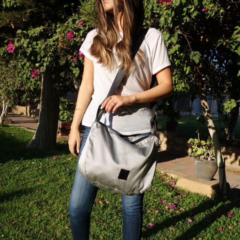 תיק מסנג'ר מבד אפור כסוף עם רצועת עור תיק מסנג'ר מבד אפור כסוף עם רצועת עור – תמונה 1