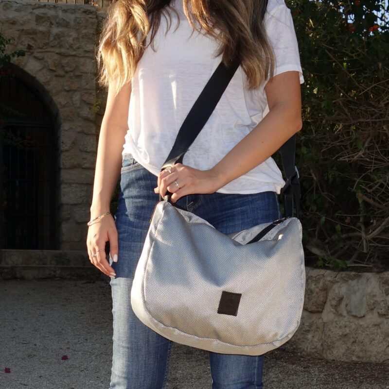 DSC02243 תיק מסנג'ר מבד אפור כסוף עם רצועת עור – תמונה 4