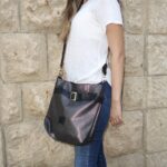 תיק מסנג'ר קטן עם אבזם מבד ורצועת עור