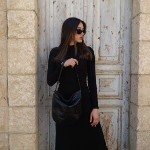 תיק צד מעוגל מעור נאפה בצבע שחור