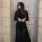 תיק צד מעוגל מעור נאפה בצבע שחור