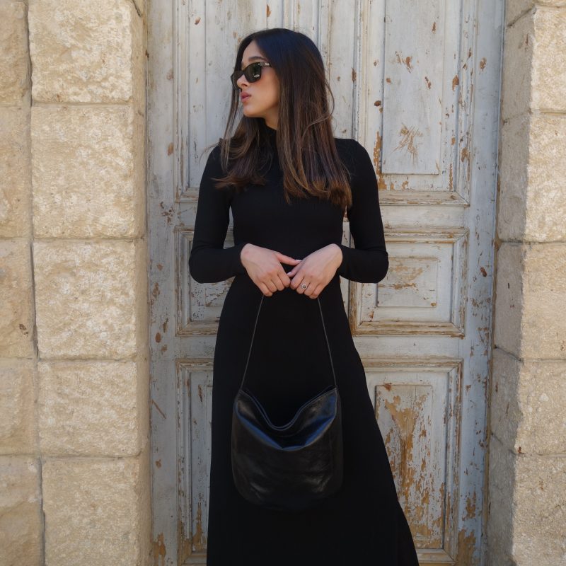 תיק צד מעוגל מעור נאפה בצבע שחור