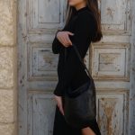 תיק צד מעוגל מעור נאפה בצבע שחור