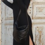 תיק צד מעוגל מעור נאפה בצבע שחור