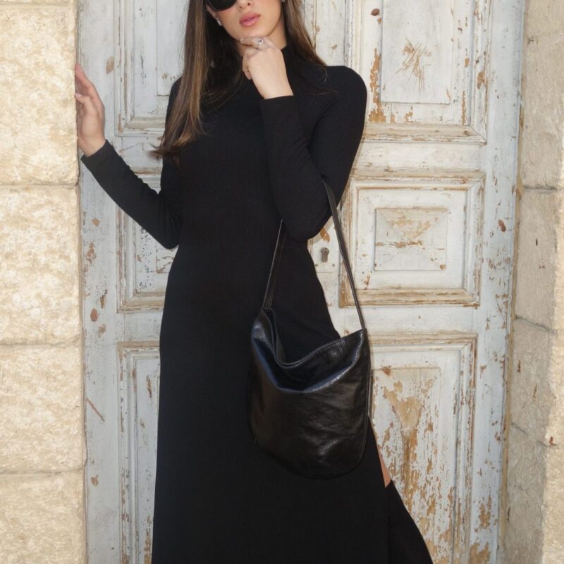 תיק צד מעוגל מעור נאפה בצבע שחור