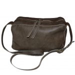 ⁦תיק צד קטן מעור בצבע אפור⁩ – תמונה ⁦3⁩