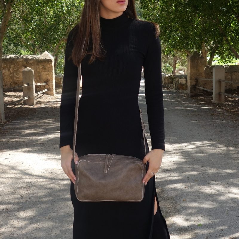 תיק צד קטן מעור בצבע אפור