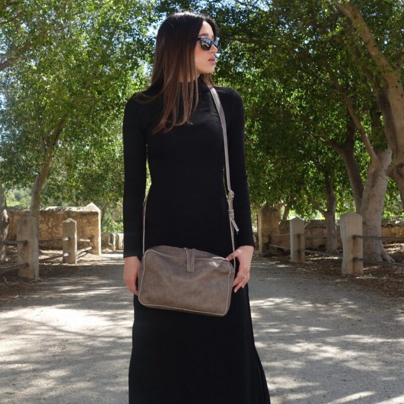 תיק צד קטן מעור בצבע אפור