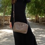 תיק צד קטן מעור בצבע אפור