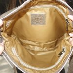 ⁦תיק צד קטן מעור בצבע אפור⁩ – תמונה ⁦6⁩