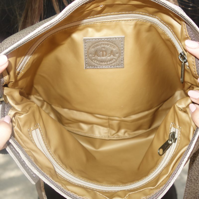 ⁦תיק צד קטן מעור בצבע אפור⁩ – תמונה ⁦6⁩