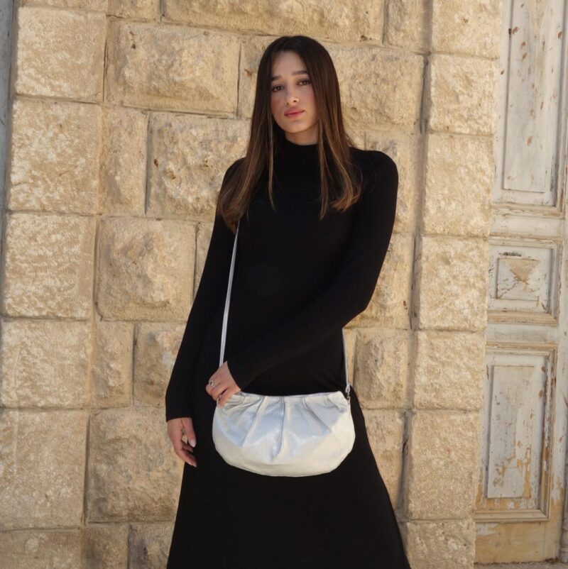 תיק צד מעור עם קפלים לערב – כסוף בברק מט