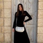 תיק צד מעור עם קפלים לערב – כסוף בברק מט