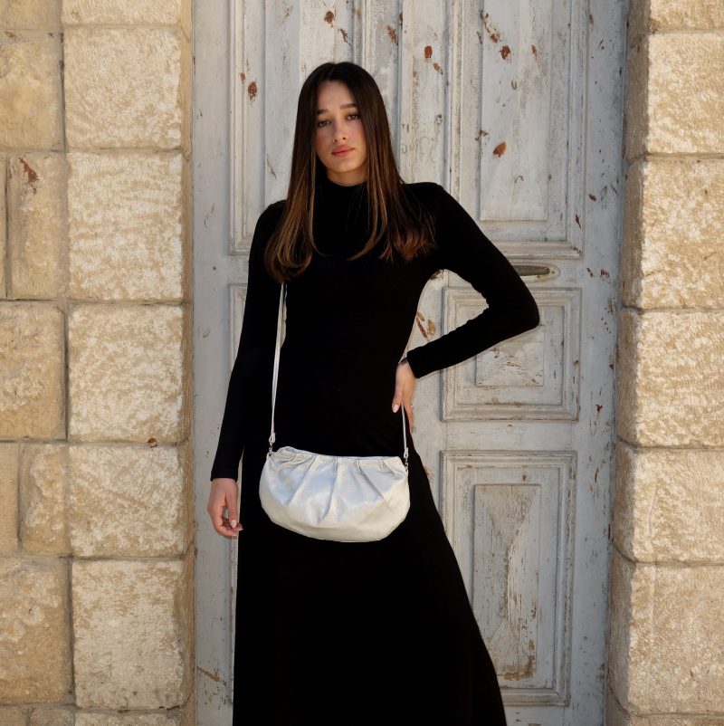 תיק צד מעור עם קפלים לערב – כסוף בברק מט