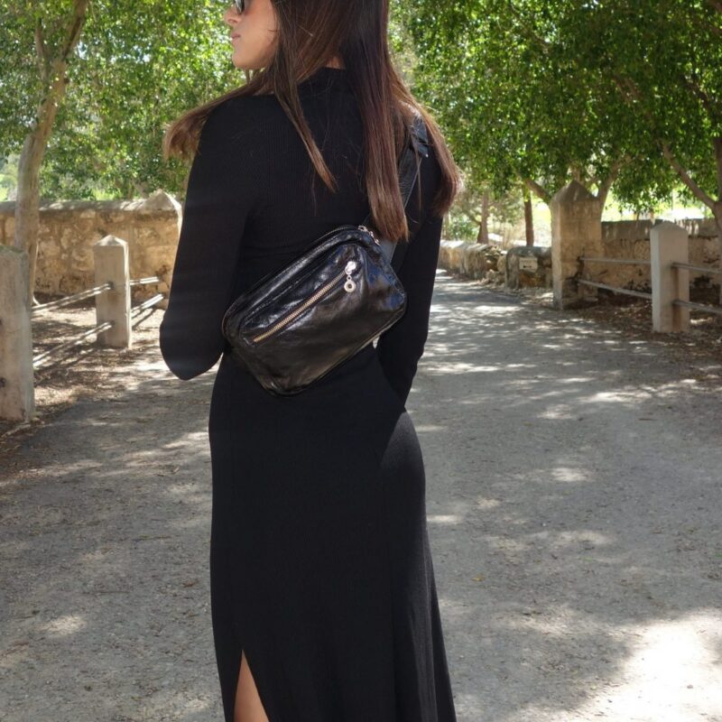 פאוץ' מעור מבריק בצבע שחור עם רוכסני מתכת